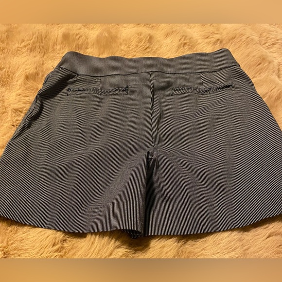 Anne Klein Pinstripe Shorts size 2 - Picture 2 of 4